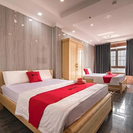 Reddoorz Near Tan Son Nhat Golf 2